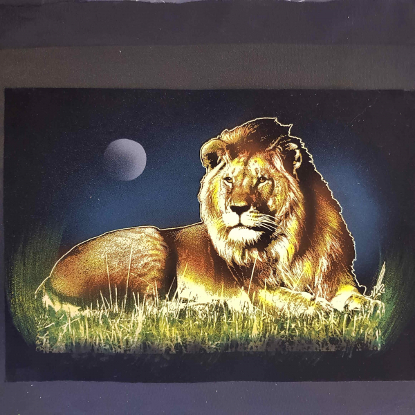 leuchtender Löwe im Mondschein auf Samt  30 cm x 42 cm
